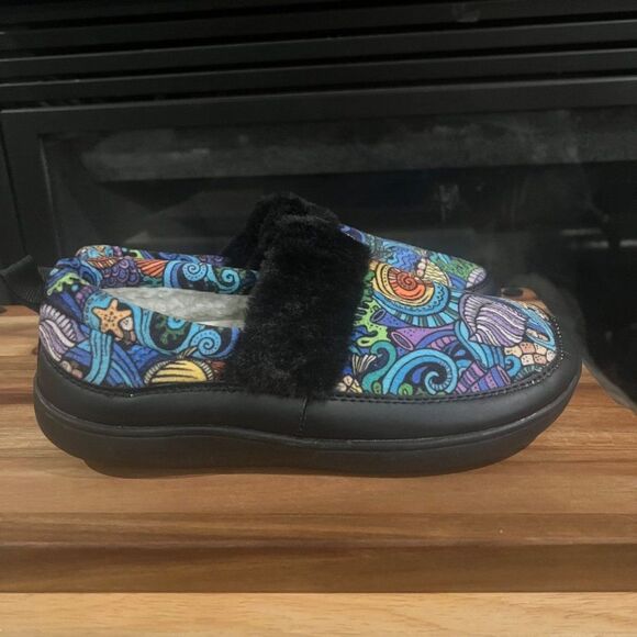 New Multicolor Winter Slippers - Picture 1 of 5